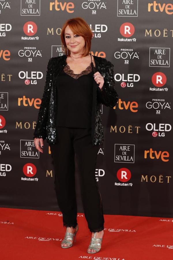 La directora Gracia Querejeta, muye elegante con look en negro y detalles joya de Armani.