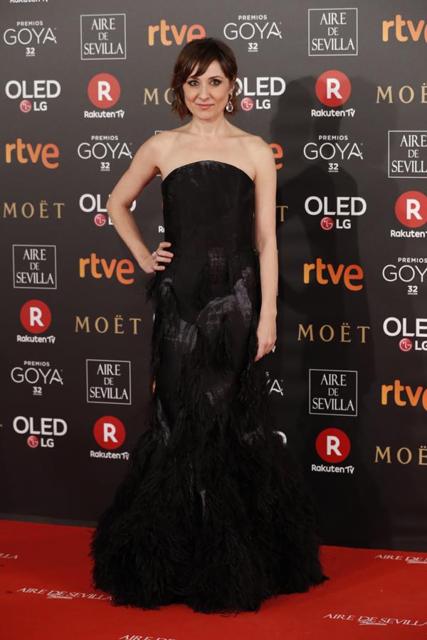 Nathalie Poza, la favorita para llevarse el Goya a Mejor Actriz, muy elegante con vestido negro de ana Locking.