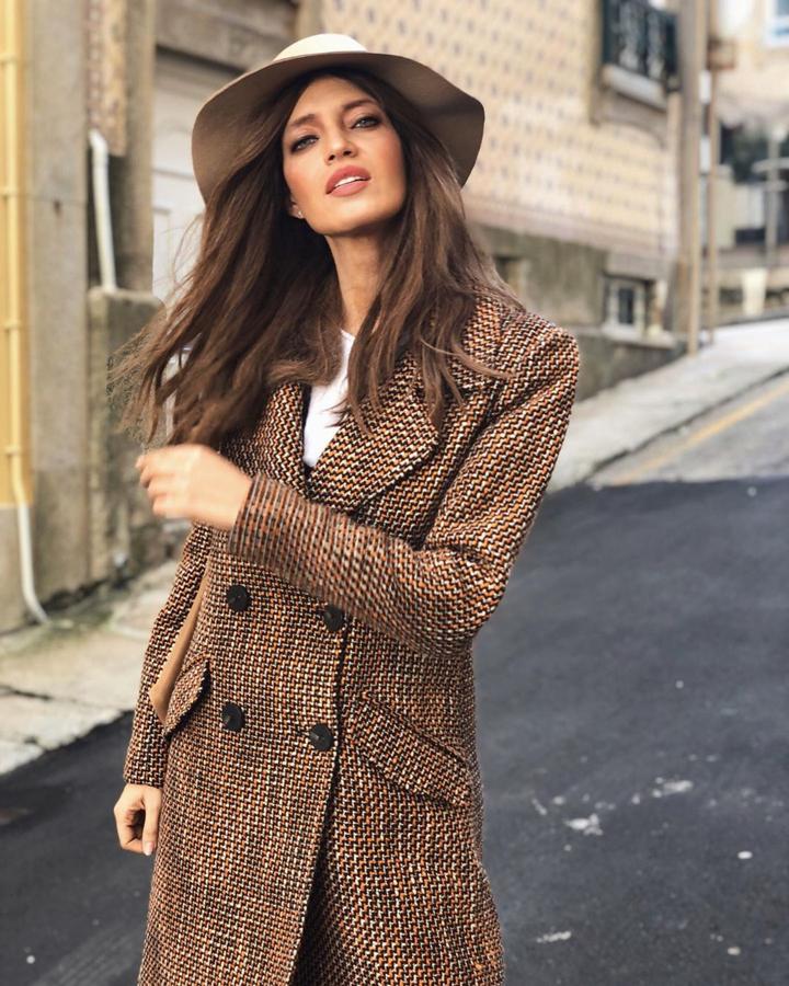 Sara Carbonero demostró que el abrigo de cuadros es la mejor opción para un look de invierno.