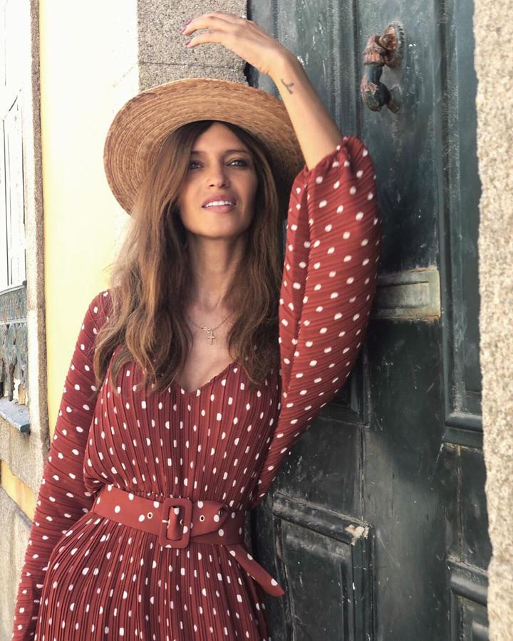 Este ha sido uno de los looks con más éxito de Sara Carbonero, protagonizado por un vestido de lunares de Uterqüe.