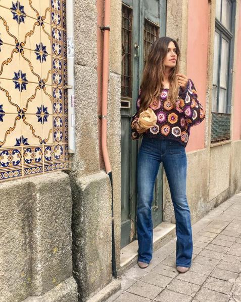 Y si estás harta de los pitillos... Siempre puedes sefuir usando eso pantalones rectos que, aunque te parezca que ya no se llevan, te pueden quedar looks tan sencillos y casuales como este.