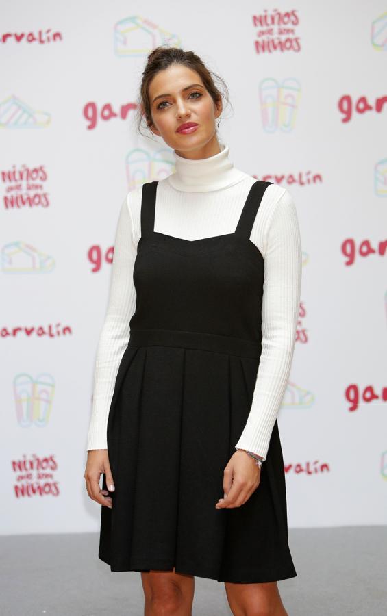 Los vestidos con camiseta blanca debajo nunca se pasaron de moda y Sara ya lo empezaba a mostrar en 2016. ¡Así se hace!