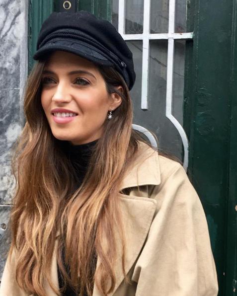 Es una de las famosas que primero lleva las tendencias. La gorra marinera la lució cuando se estaban empezando a vender en las tiendas.