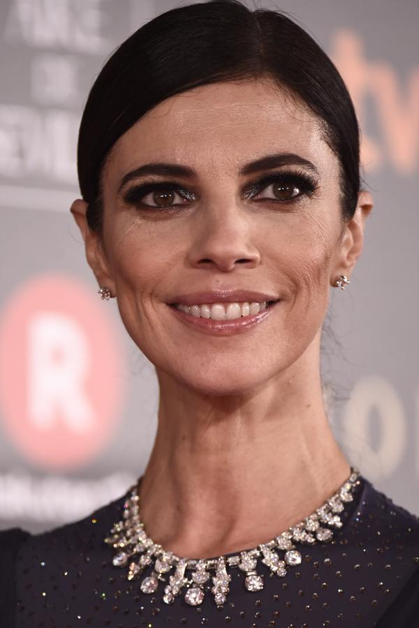 Maribel Verdú lucía una coleta baja pulida y maquillaje con sombras glitter en tonos azulados, pestañas XXL y gloss transparente en los labios.