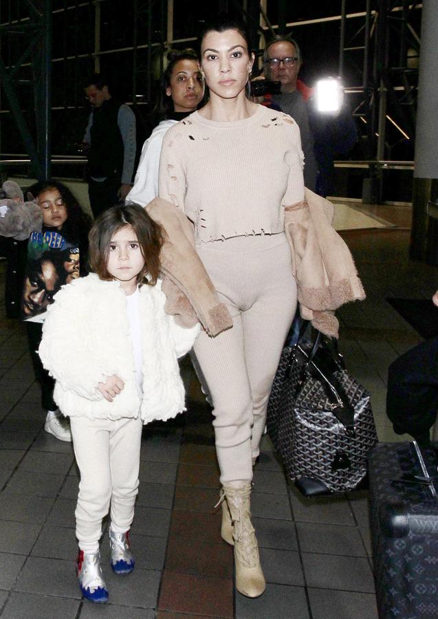 El último look de aeropuerto de Kourtney Kardashian nos ha conquistado. Mallas, jersey 'ripped' y botines, todo el color nude, uno de los favoritos de las hermanas Kardashian