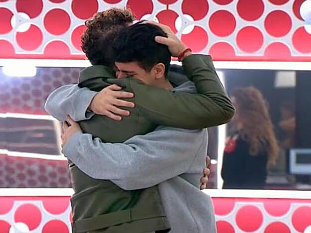 Alfred se abraza a David Bisbal.
