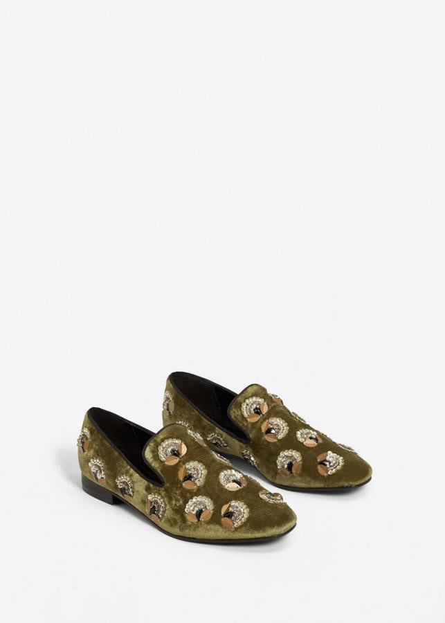 Mocasines de terciopelo con lentejuelas de Mango. Precio: 9,99 euros.