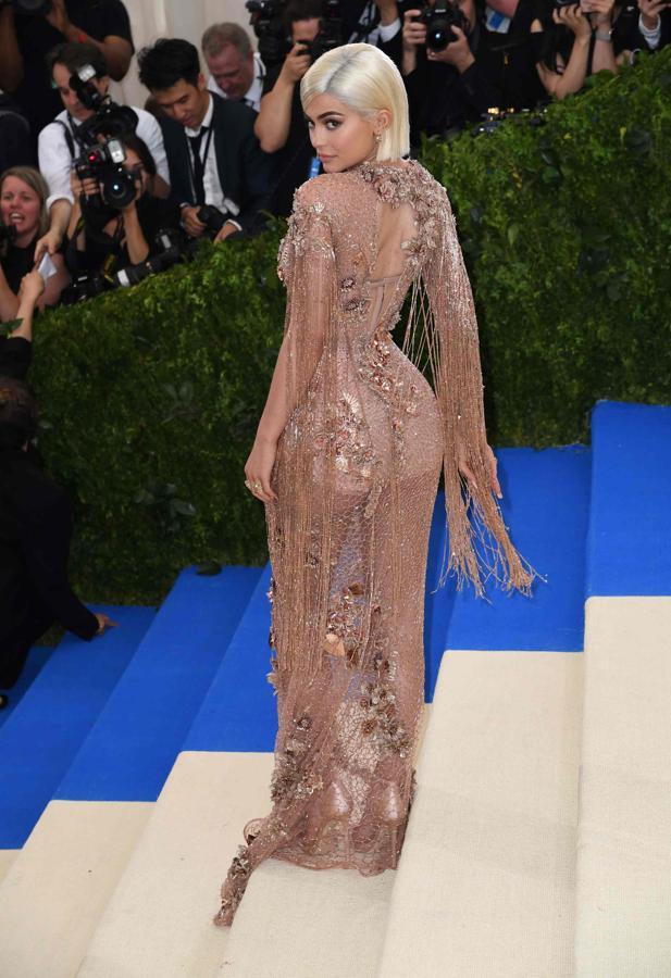 Como buen miembro del clan Kardashian, Kylie Jenner también sabe cómo mostrar el trasero con sensualidad en una alformbra roja.