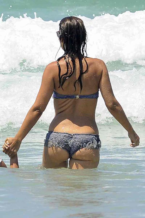 Paula Echevarría se refresca en el mar durante sus últimas vacaciones, alejándose d elas preocupaciones personales.