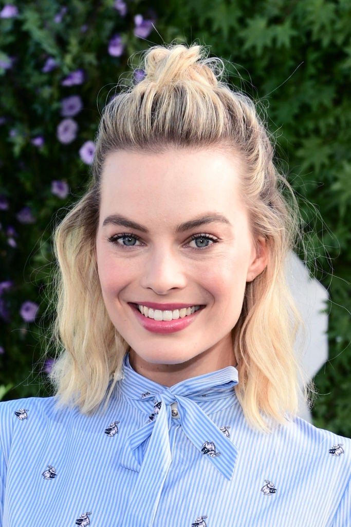 Margot Robbie con 'half-up bun', el peinado de moda entre las famosas, el típico semirrecogido con moñete que queda genial con la media melena ondulada.