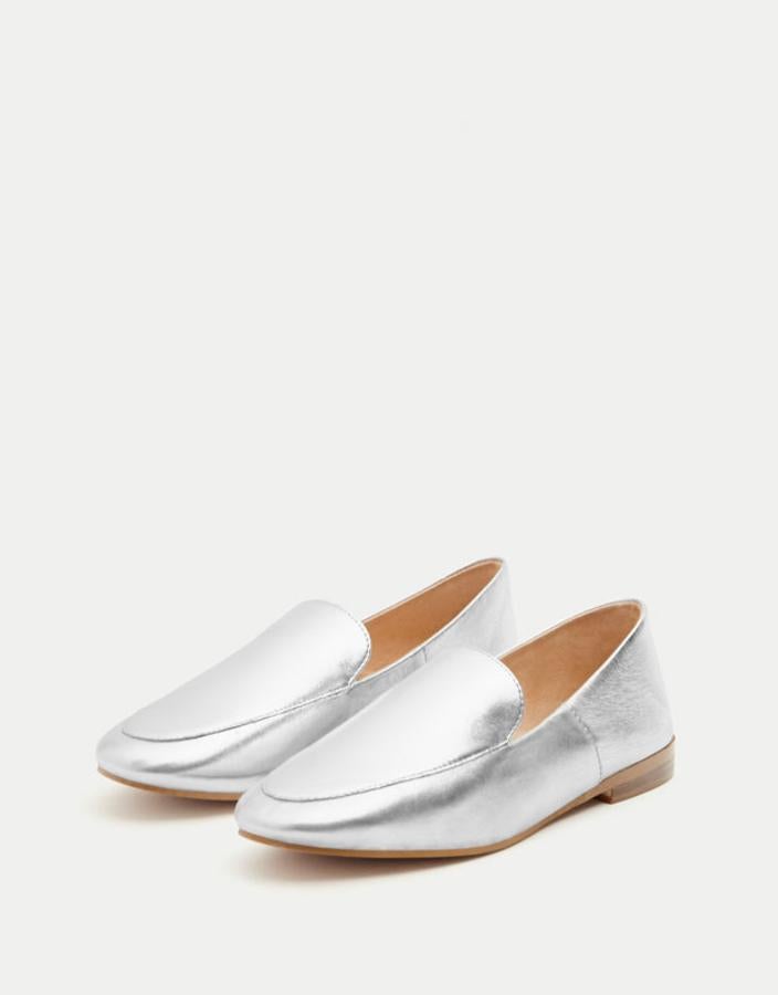 Mocasines plateados de Pull & Bear. Precio: 5,99 euros.