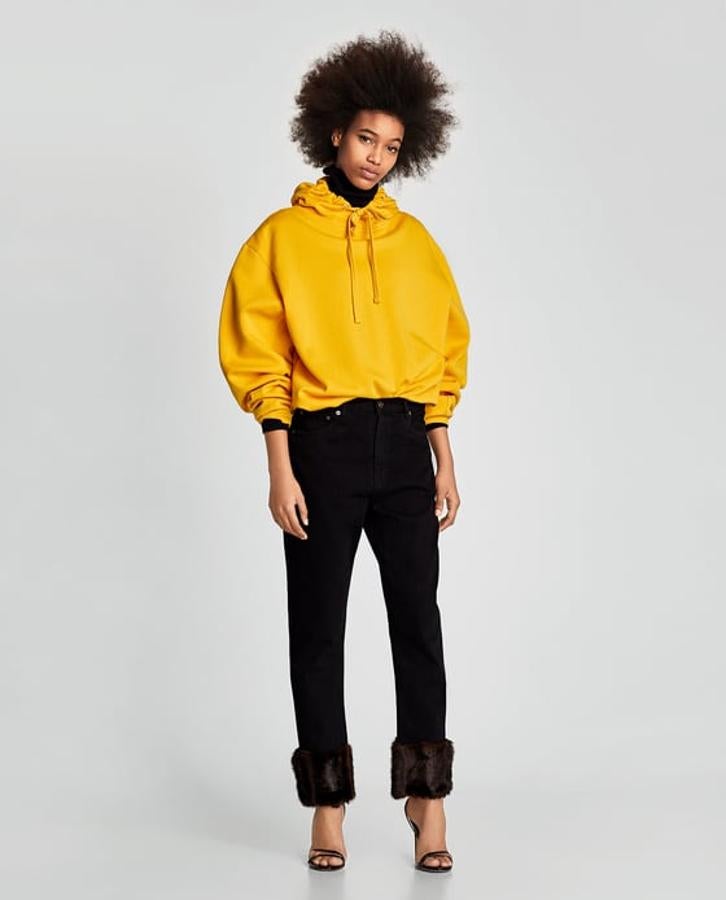 Pantalones con el bajo de pelo sintético de Zara. Precio: 9,99 euros.