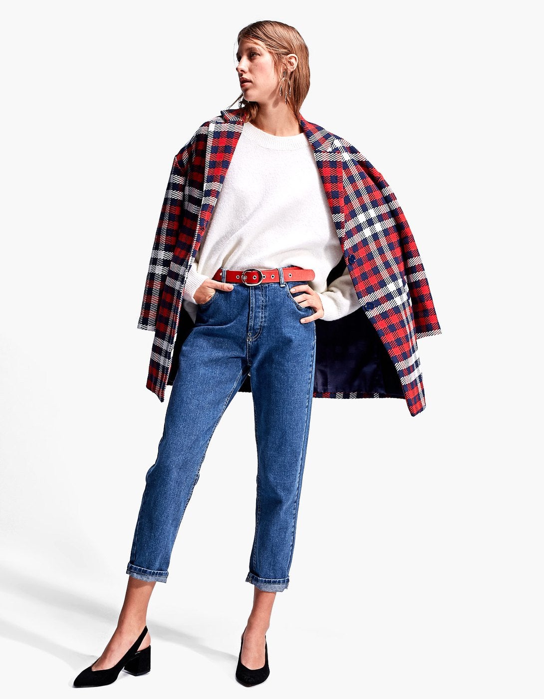 Abrigo de cuadros en azul, rojo y blanco de Stradivarius. Precio: 39,99 euros.