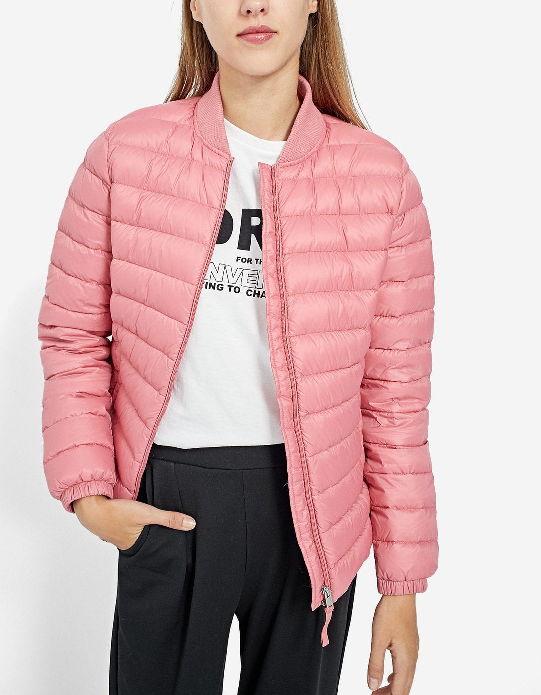 Bomber acolchada color rosa de Stradivarius. Precio: 12,99 euros.
