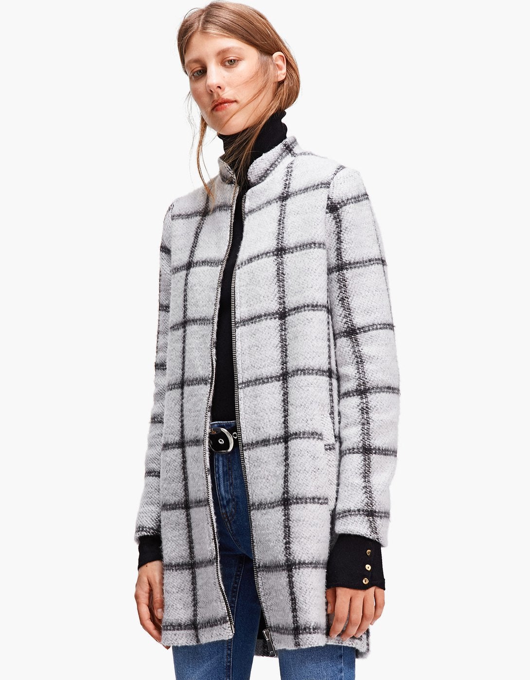 Abrigo de punto de cuadros grises de Stradivarius. Precio: 39,99 euros.