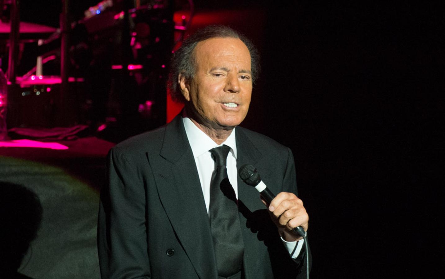 El secreto de la melena de Julio Iglesias tiene nombre: injerto capitar.
