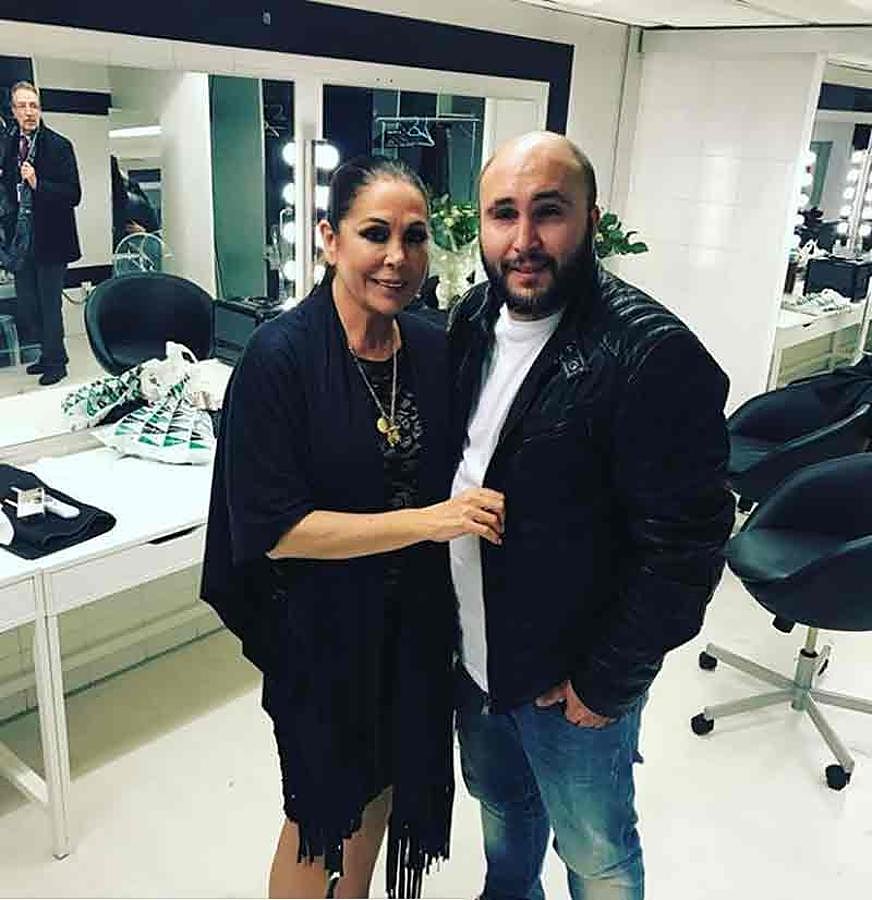 Kiko Rivera con su madre, Isabel Pantoja, en una imagen del 12 de febrero en el camerino de la tonadillera tras un concierto.