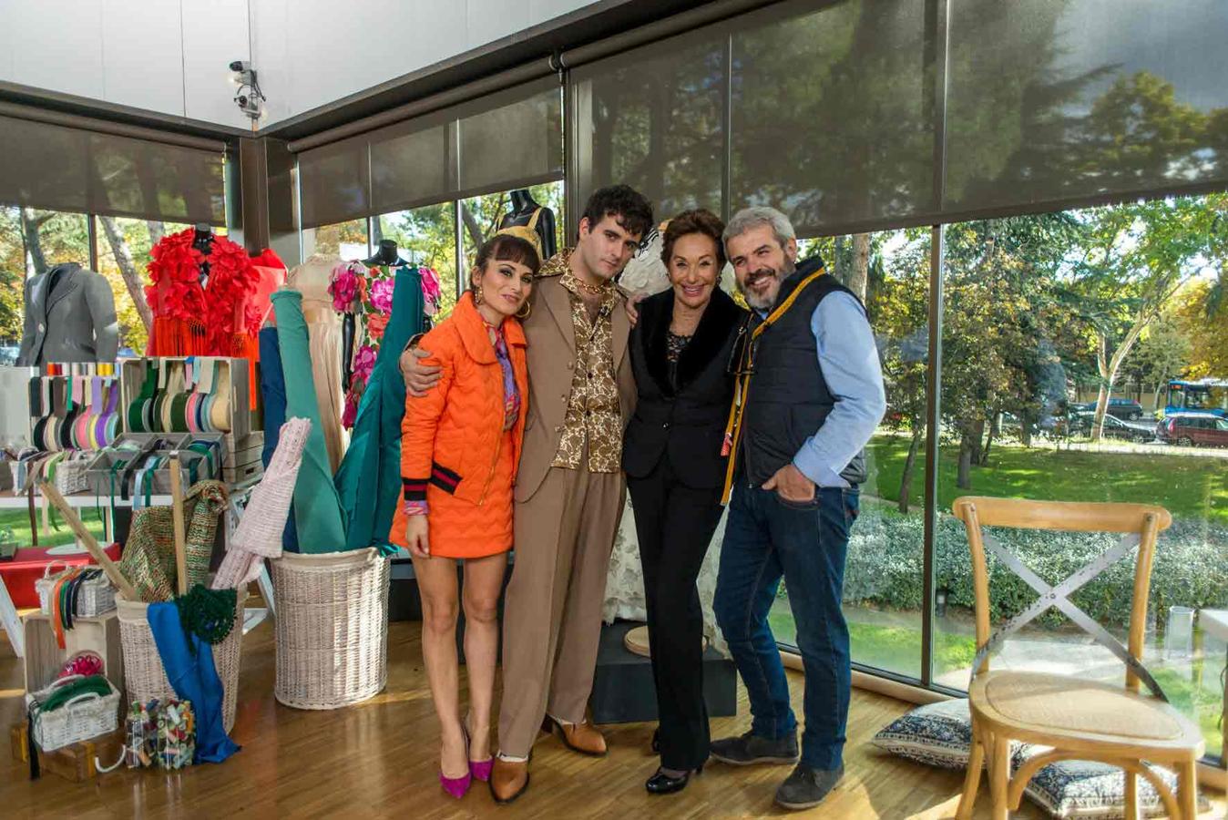 Dione Pertegaz posa con Palomo Spain, María Escoté y Lorenzo Caprile, jueces de 'Maestros de la costura'. Visitará el 'talent' en el primer programa.