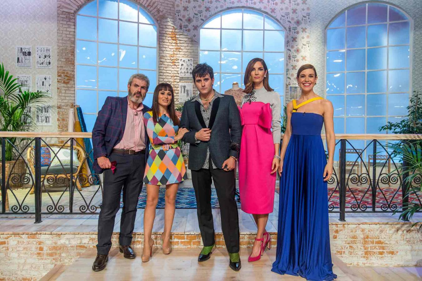 Eugenia SIlva posa con los jueces de 'Maestros de la costura', Lorenzo Caprile, María Escoté y Palomo Spain, y con la presentadora, Raquel Sánchez Silva.