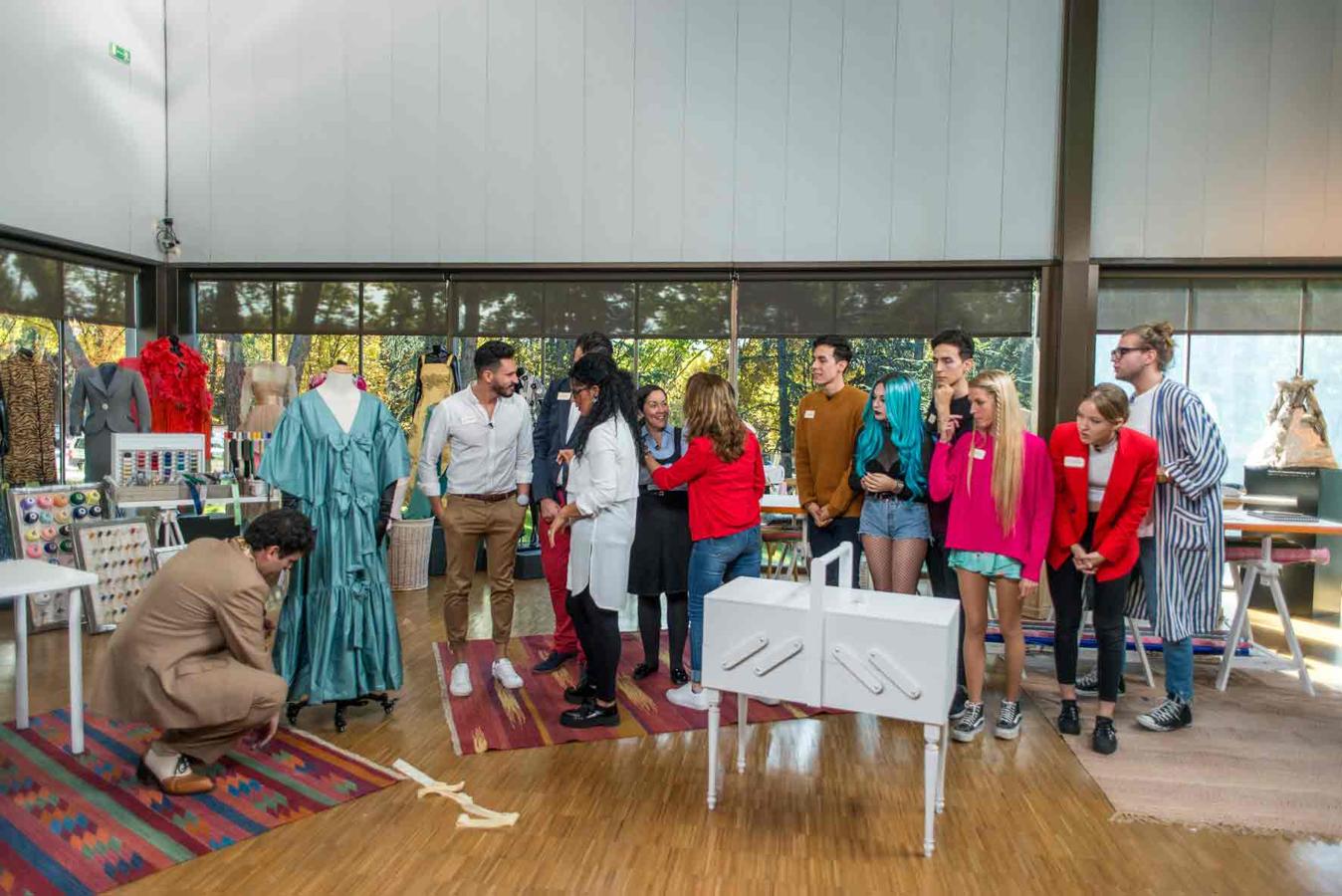 Los 12 concursantes de 'Maestros de la costura' miran atentamente a Palomo Spain.