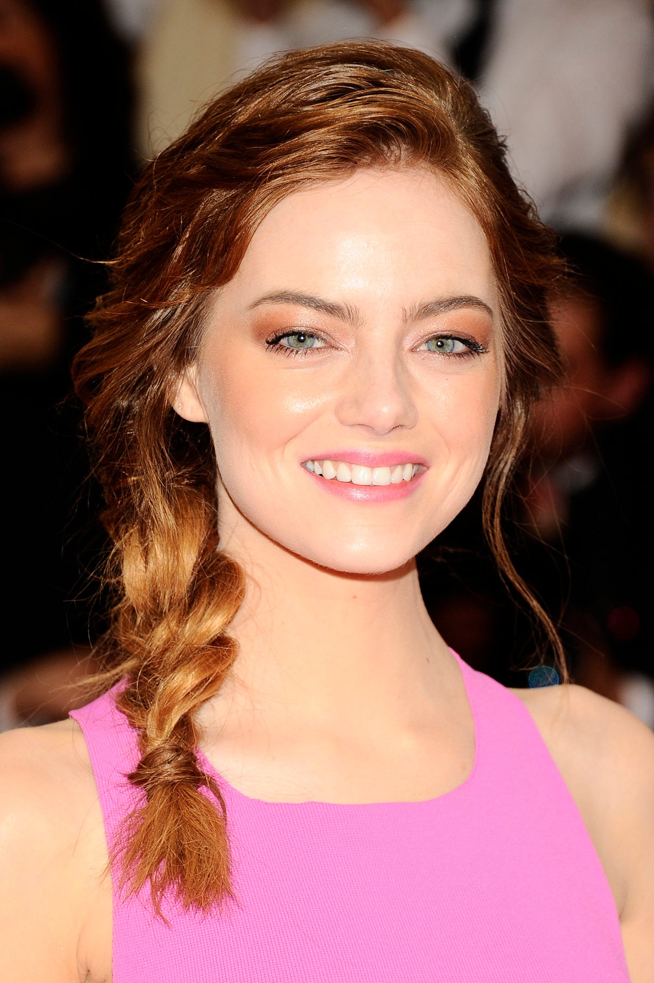Emma Stone con trenza a un lado. Sencillo y muy romántico, el peinado perfecto para una cita con tu pareja.