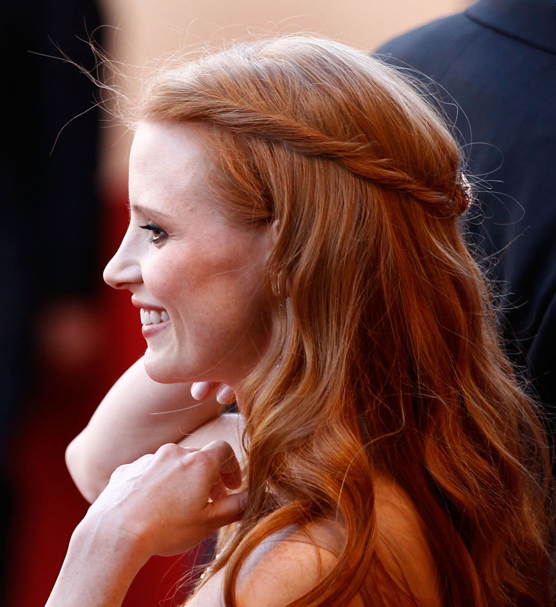 Jessica Chastain con un semirrecogido con raya en el medio y pasador joya y ondas en la melena. Un peinado romántico que igual te sirve para San Valentín que para una boda.