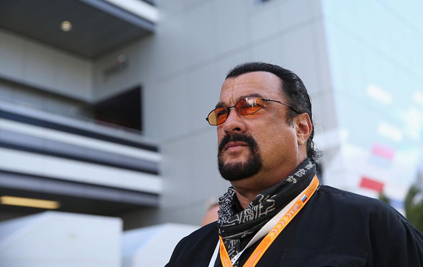 Steven Seagal se realizó un implante capilar.