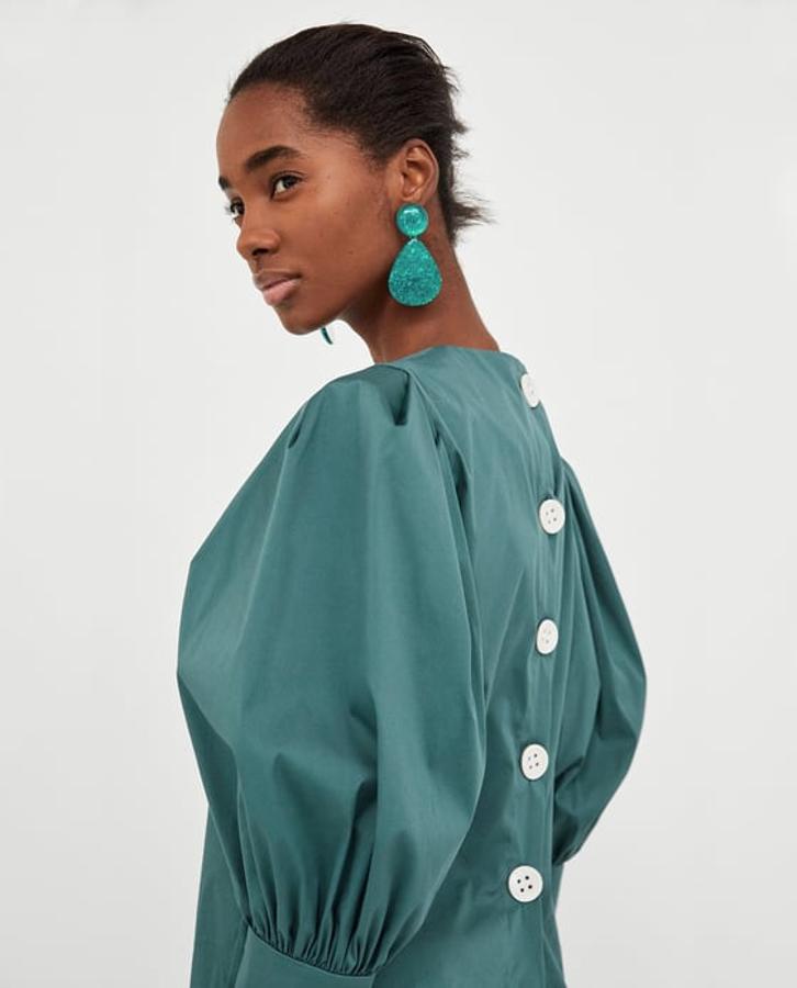 Blusa de estilo retro con mangas abullonadas de Zara. Precio: 29,95 euros.