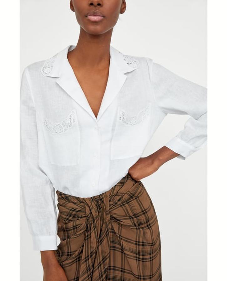 Blusa de lino de estilo retro de Zara. Precio: 29,95 euros.