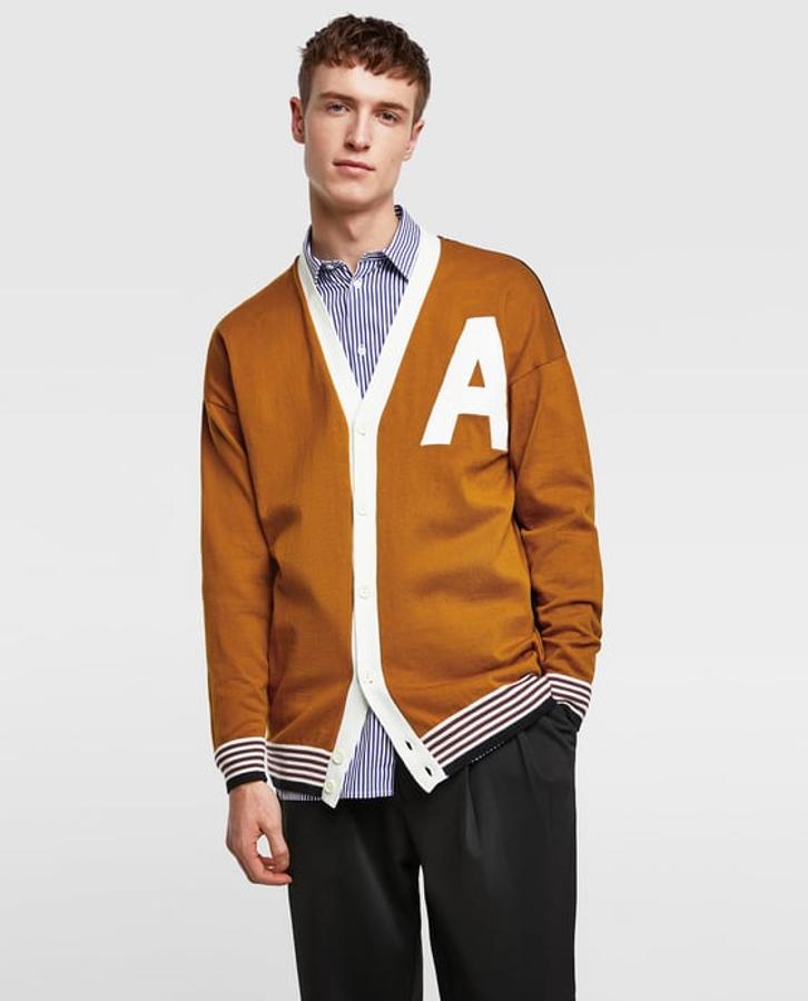 Cardigan de estilo deportivo de Zara. Precio: 29,95 euros