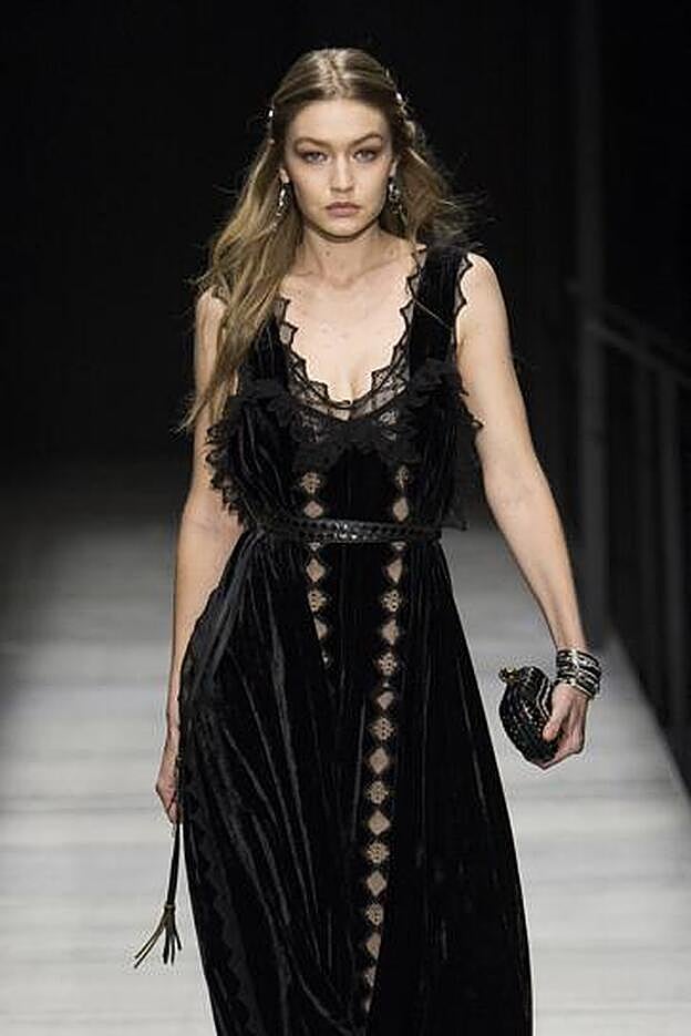Gigi Hadid desfila para Bottega Veneta.