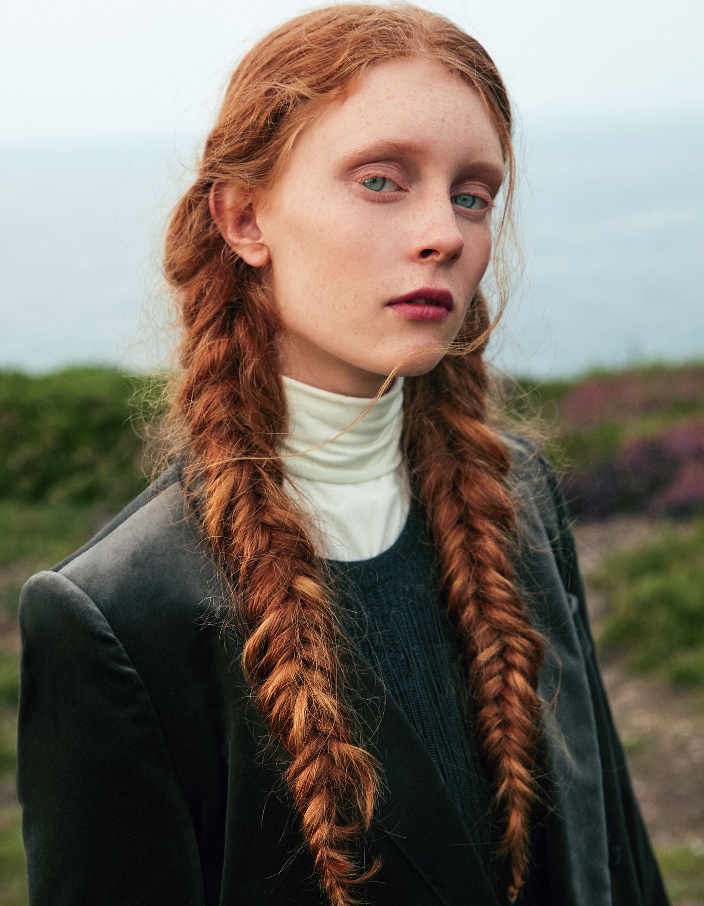 Chaqueta y jersey de Brunello Cucinelli. Top de cuello cisne, de El Corte Inglés.