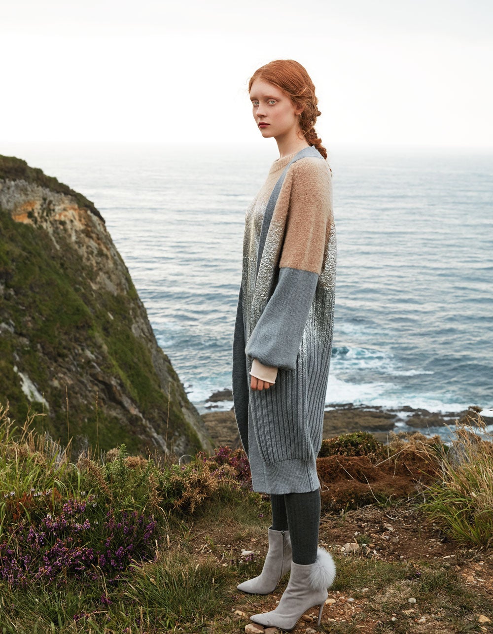 Conjunto de vestido y chaqueta de punto, de Pinko.Las calzas son de Calzedonia y los botines, de El Corte Inglés.