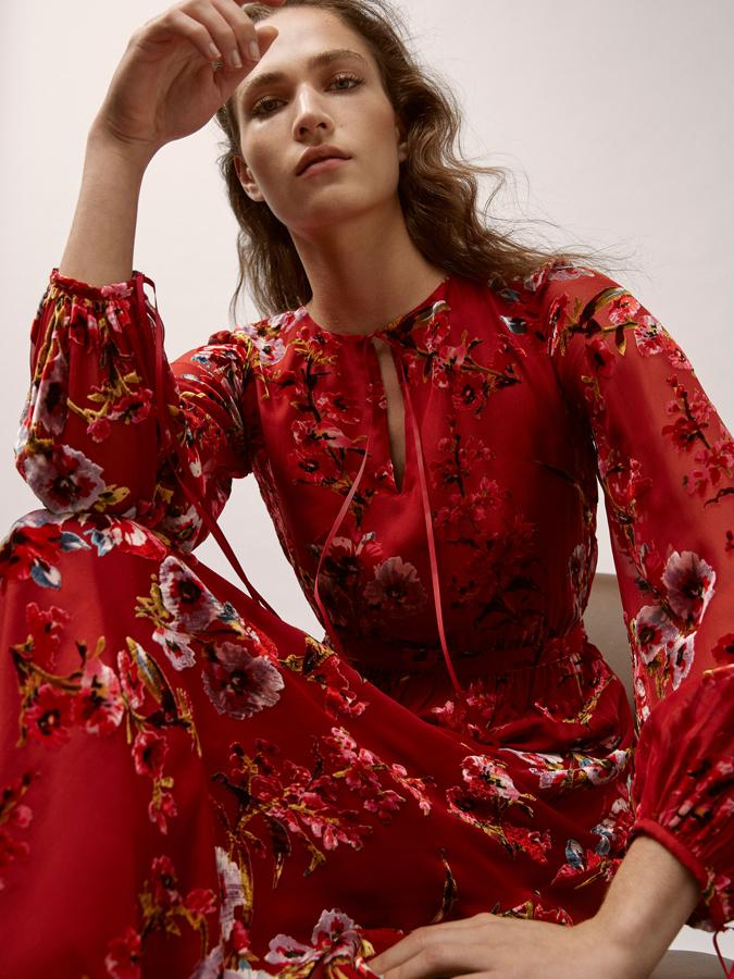 Vestido largo con estampado floral de Massimo Dutti: 129 euros.