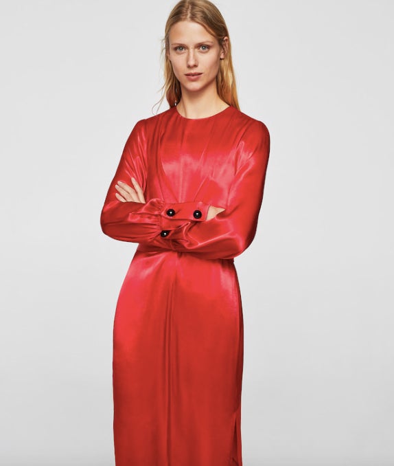 Vestido midi satinado disponible también en negro, de Mango: 49,99 euros.