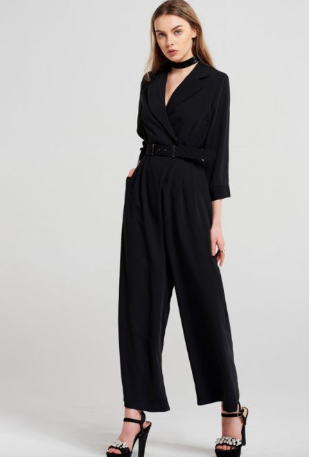 Mono largo de manga larga y cinturón de Storets: 113 euros.