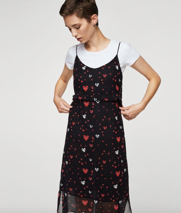 Vestido negro de gasa estampad de corazones, de Mango: 29,99 euros.
