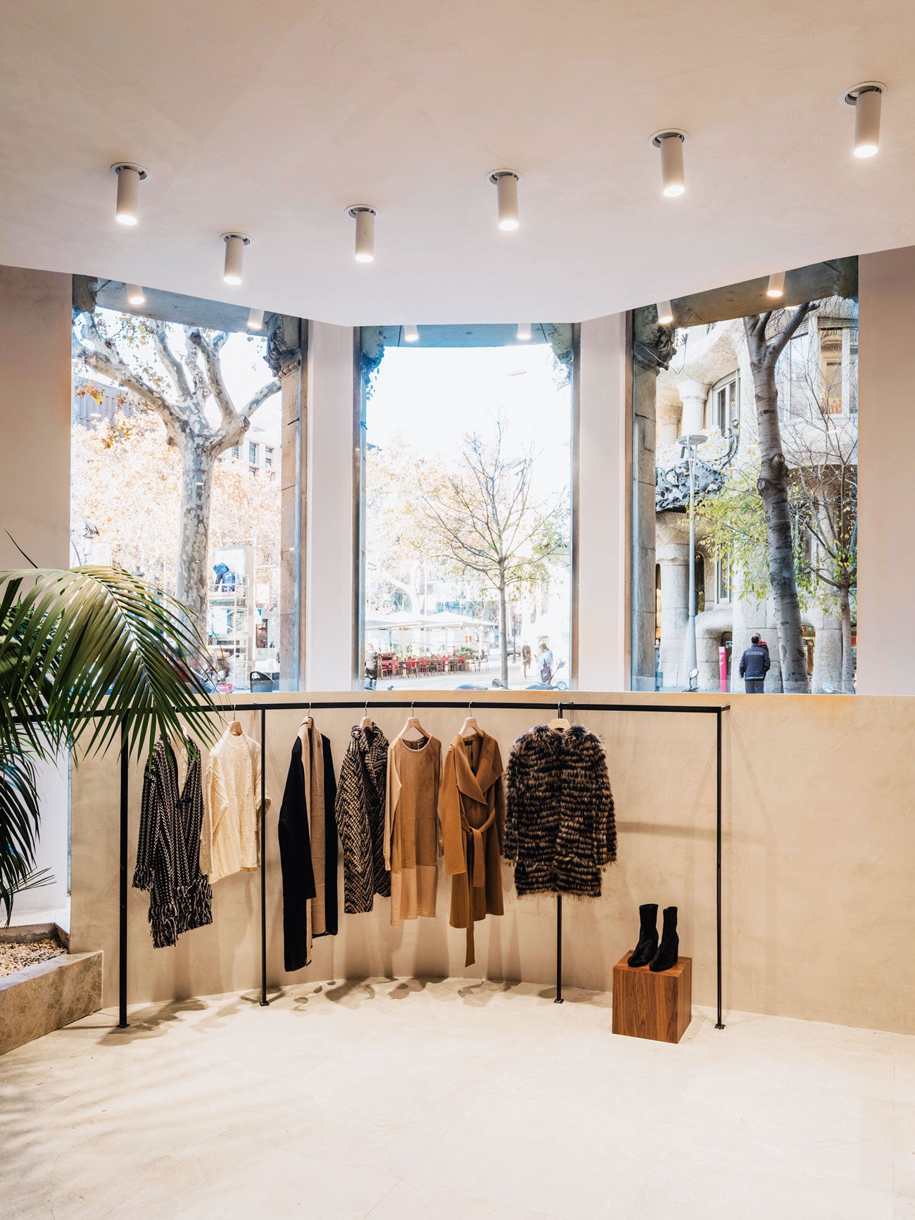 La tienda, de 270 m2, es de estilo mediterráneo, tiene la madera como protagonista, y se suma a los 60 puntos de venta que tiene la firma por toda España. www.javiersimorra.com.