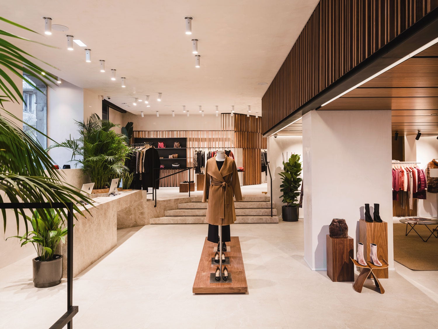 Javier Simorra de estreno en Barcelona. La firma española cumple 40 años en la moda y lo celebra con la apertura de una flagship store en el Paseo de Gracia de Barcelona.