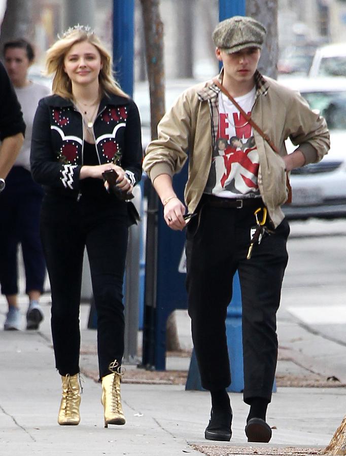 Chloë Grace Moretz salió a celebrar su cumpleaños con Brooklyn Beckham con un look de estrella. brilló con unos botines dorados y chaqueta de estilo country