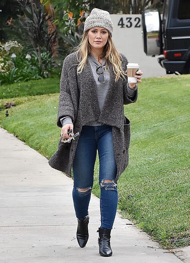 Para llevar un buen look no hace falta complicarse y eso lo sabe Hillary Duff con sus jeans rasgados, jersey y abrigo de punto