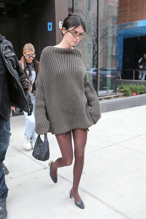 ¿Que hace frío y no sabes qué ponerte? Kendall Jenner tiene la solución: jersey de punto muy grueso, medias y unos zapatos tipo los escarpines de Chanel