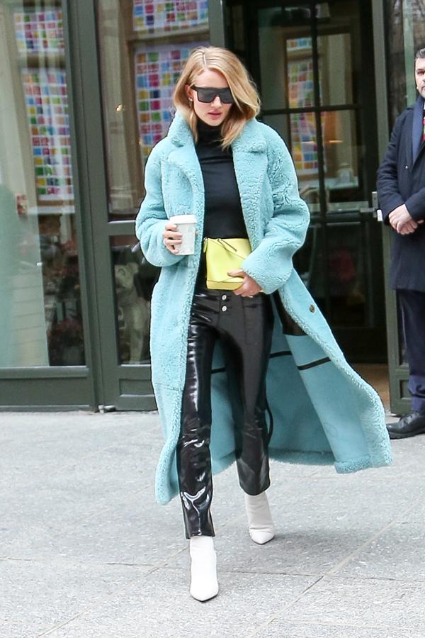 Un look en total black no tiene por qué ser aburrido si se escogen los zapatos y abrigo adecuado, Rosie Huntington-Whiteley apuesta por botines blancos y abrigo Teddy