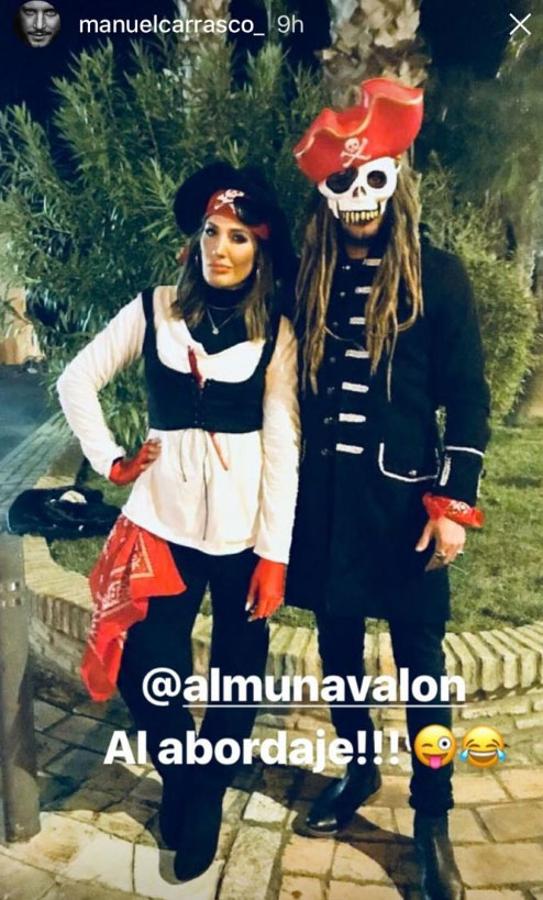 Manuel Carrasco compartía en su 'stories' esta instantánea junto a su novia, Almudena Navalón, disfrazados de auténticos piratas.