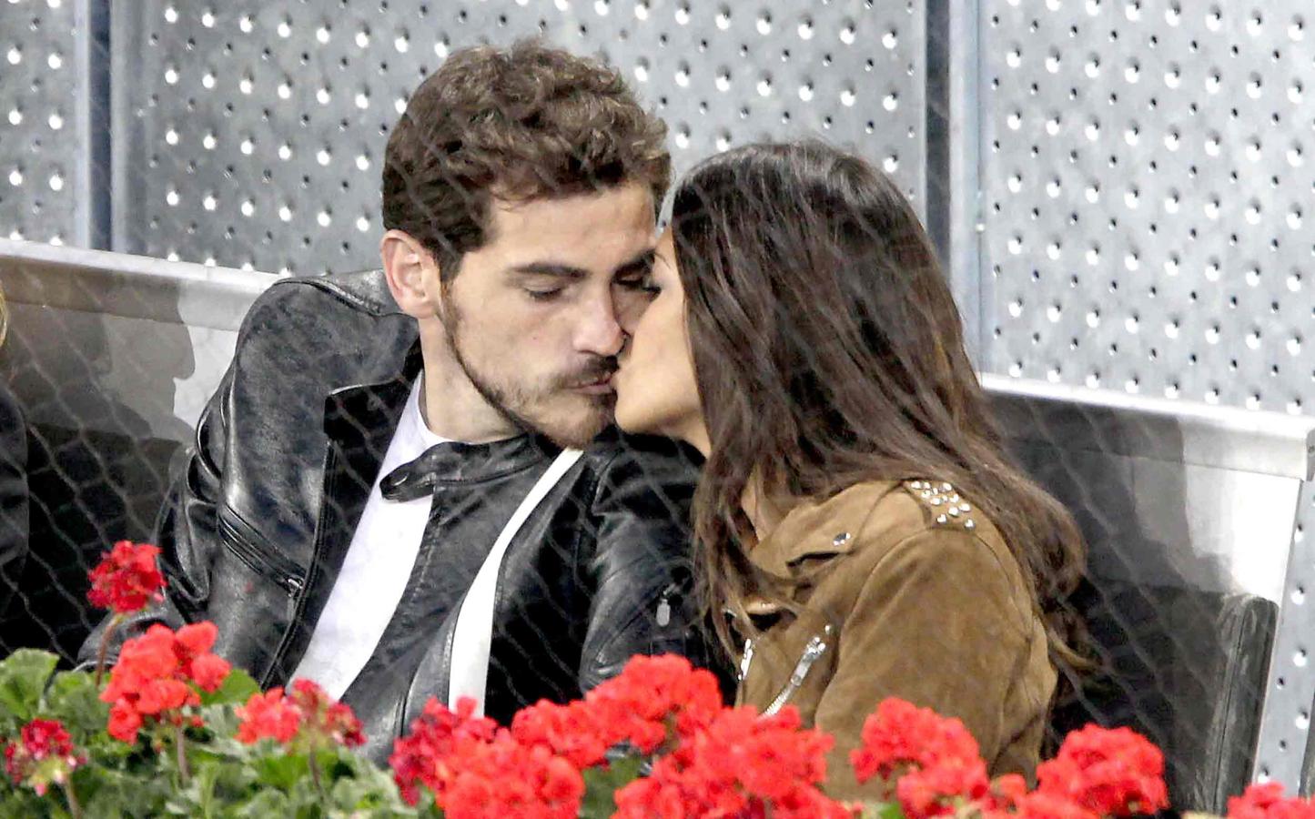 Sara Carbonero e Iker Casillas se besan en la grada de la Caja Mágica de Madrid, durante el Masters 1.000 de tenis, en mayo de 2010.