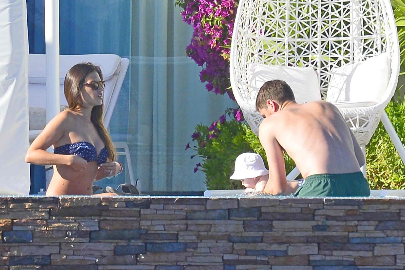 Así daban uno de sus primeros chapuzones a Martín, su primer hijo, Sara Carbonero e Iker Casillas.