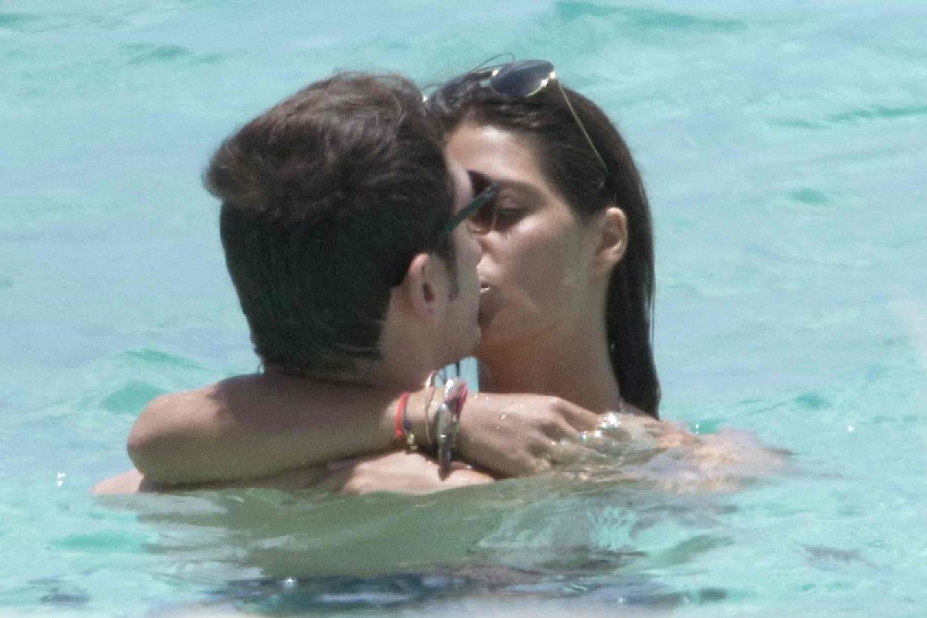 Sara carbonero e Iker Casillas se besan en el mar durante unas vacaciones en El Caribe en el verano de 2012.