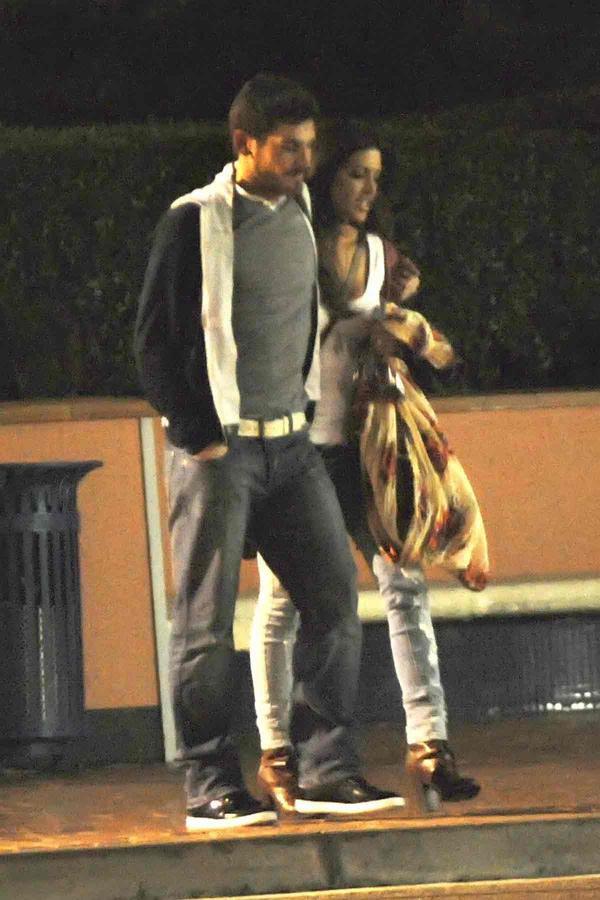 Esta es una de las primeras fotos que se tienen de Sara Carbonero e Iker Casillas como pareja. Este paseo nocturno es del 22 de marzo de 2010.