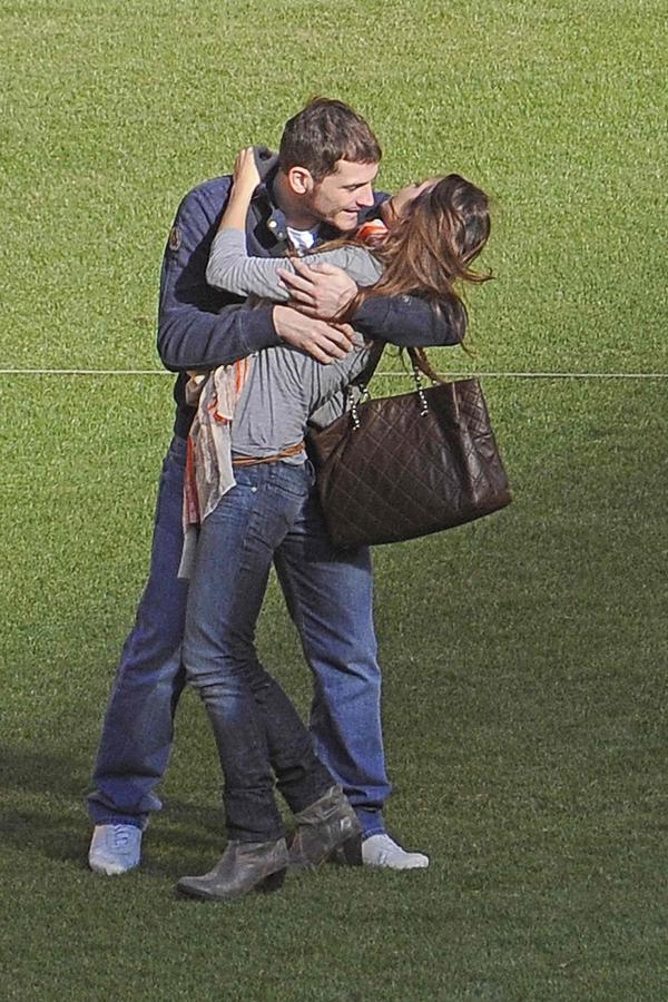Sara Carbonero e Iker Casillas sobre el césped del estadio sudafricano de la ciudad de Johanesburgo, en 2011.