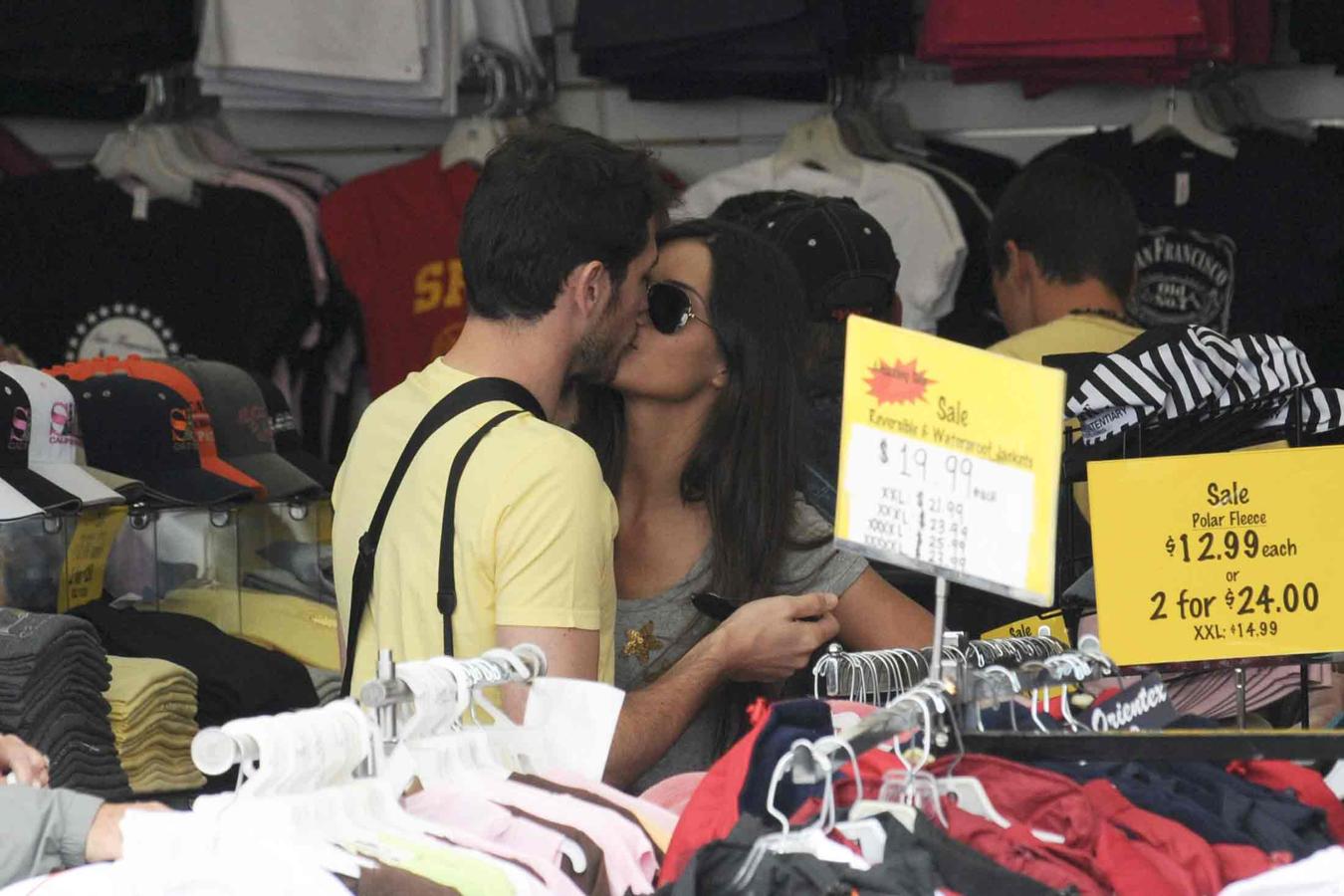 Sara Carbonero e Iker Casillas se besan en San Francisco, en un mercadillo, en julio de 2010.